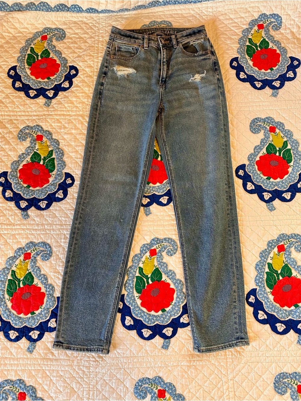 American Eagle Outfitters High-Rise Mom Straight Jeans Distressed - Light Wash